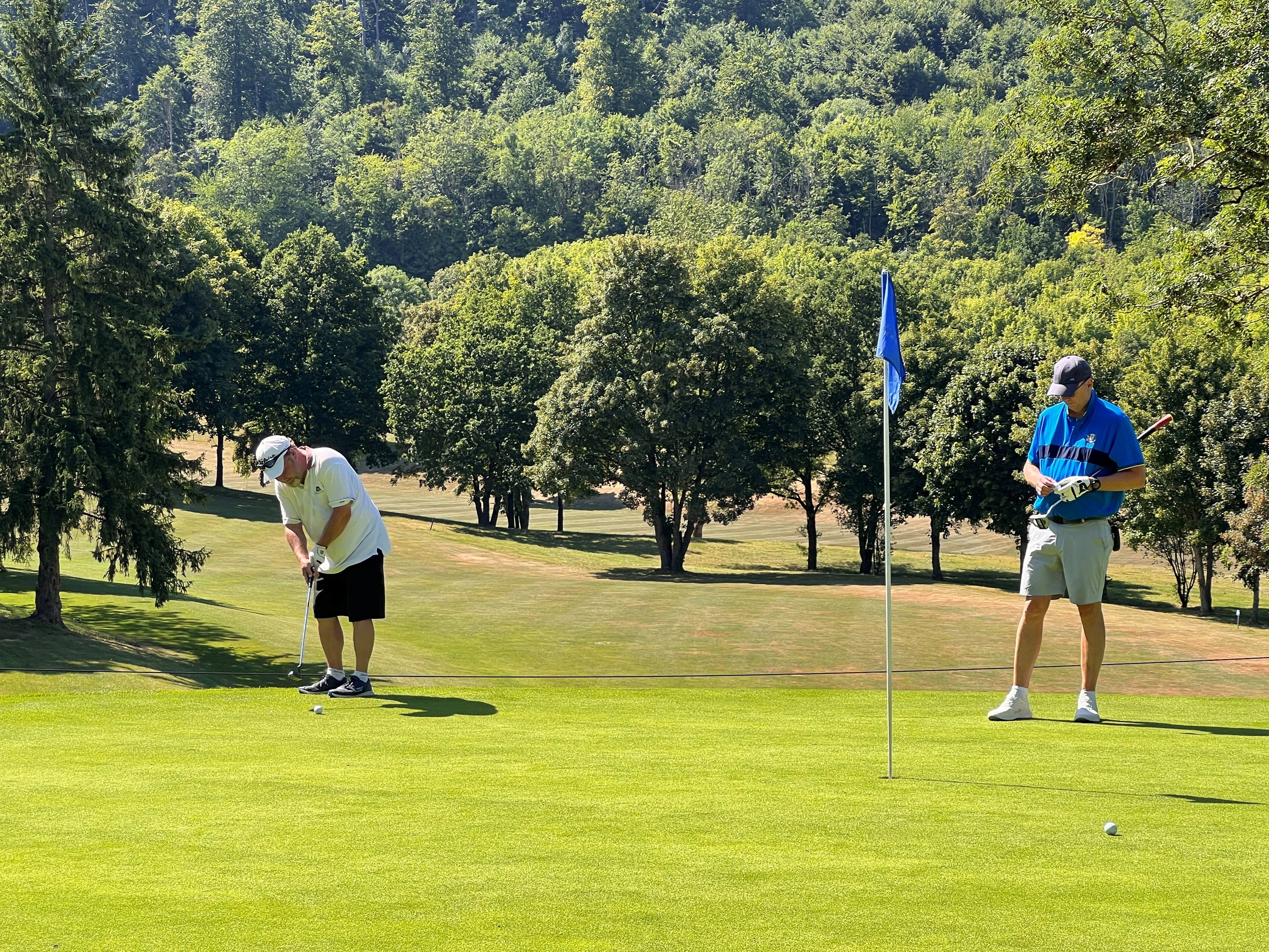 45 Golfer trotzen der Hitze